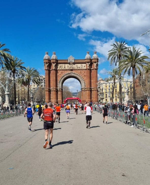 Arc de triumph passing by Barcelona Marathon