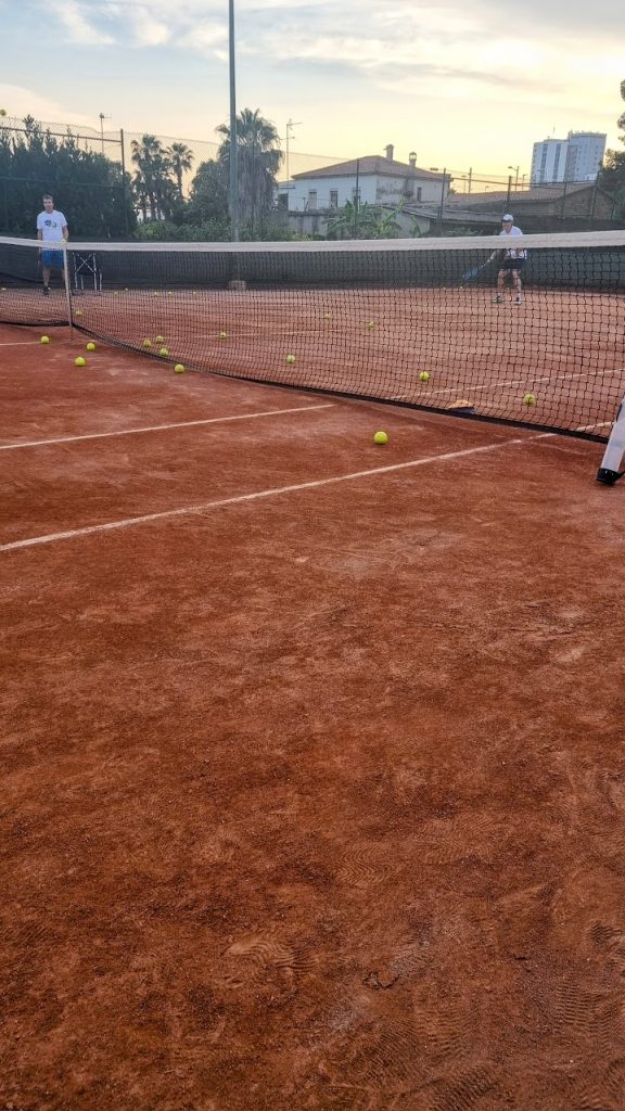 Runner with tennis racket ready to cross-train on the court